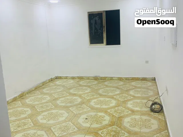 شقة للايجار عائلات الفروانية قطعة4 شارع 46 غرفة صالة مساحات كبيرة