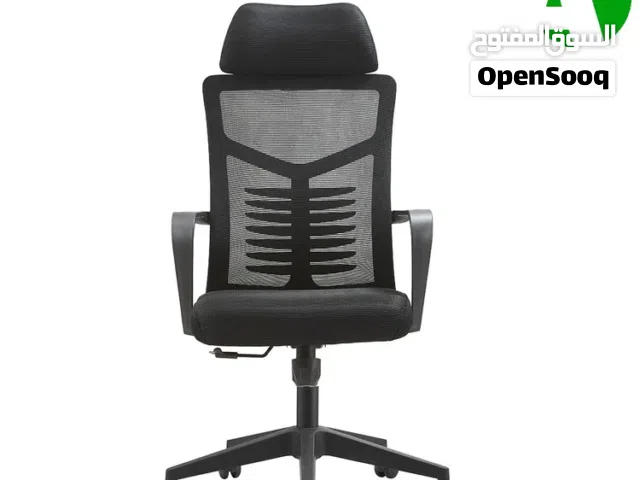 كرسي مكتبي دوّار بتصميم مريح وعصري، مزوّد بمسند رأس لدعم الرقبة والكتفين، ويوفّر راحة مثالية أثناء .