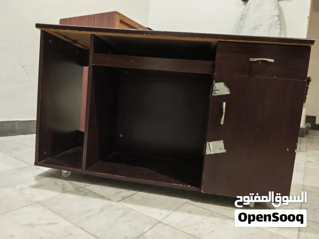 طاولة كمبيوتر ودولاب ارفف صغير مجانا