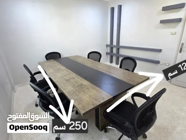 طاولة الاجتماعات فاغرة جدا و ثقبلة