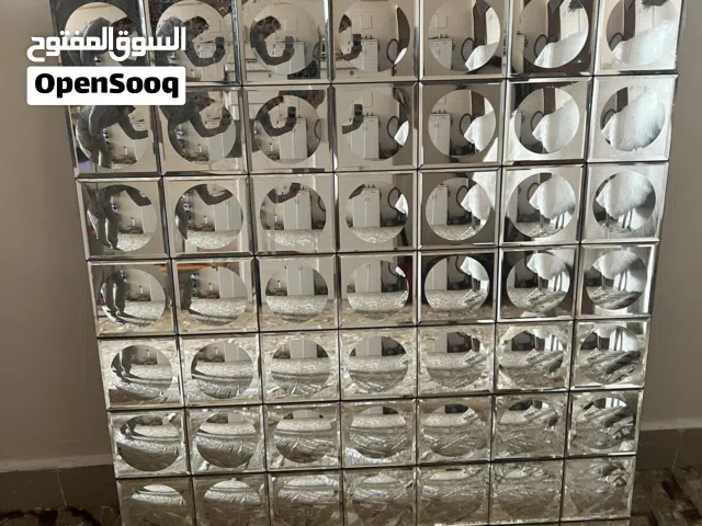 مراية على شكل مربعات و دوائر + طاولة انتيكا