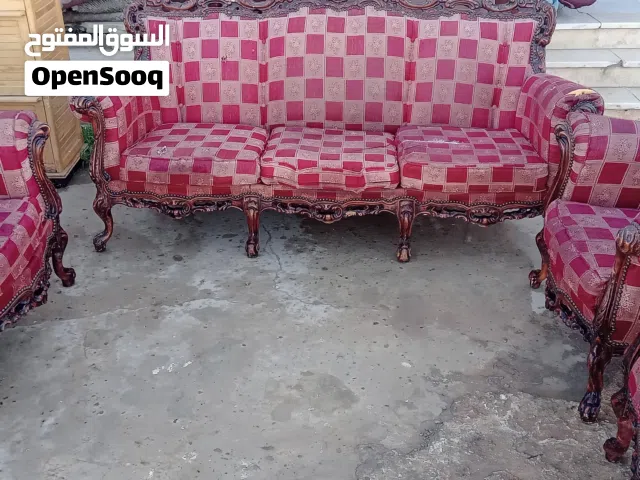 صالون يتكون من أربعة كراسي وكنبة