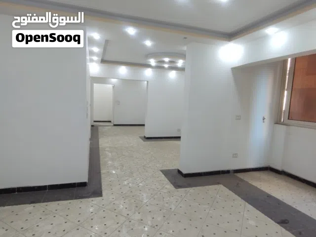 شقة للبيع في أرقى مواقع ميامي – فرصة لقطة حقيقية   الموقع: ميامي – شارع أمين خيرت الغندور