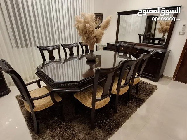 طاولة سفرة مع 8 كراسي وبوفيه/ ديليسوار ومراي خشب زان ثقيل حفر تفصيل وليس تجاري بحالة الجديد للبيع..