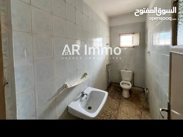 منزل من 2 طوابق للبيع في بنزرت وسط المدينة