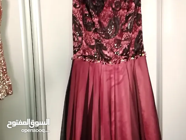 فساتين سهرة مستخدمة لمرة واحدة فقط صناعة تركية، واحد ترتر ذهبي والثاني أسود ومبطن بطانة بطيخي