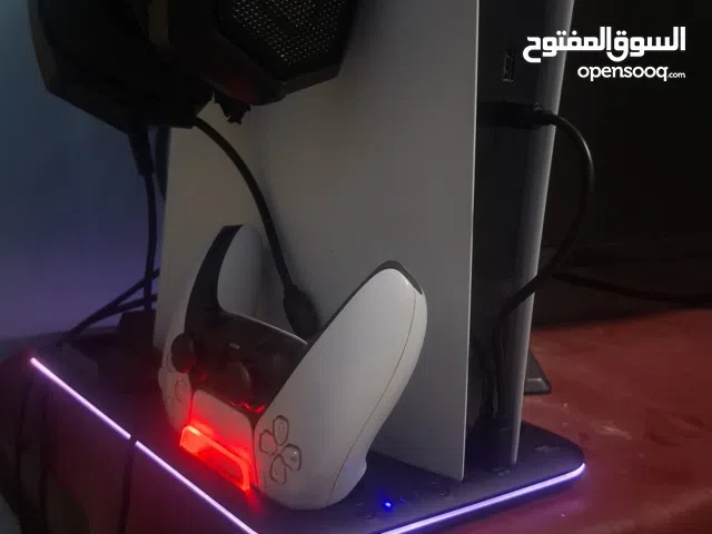 مبرد بلاستيشن 5 و شاحن لاسلكي مع اضائه ار بي جي .