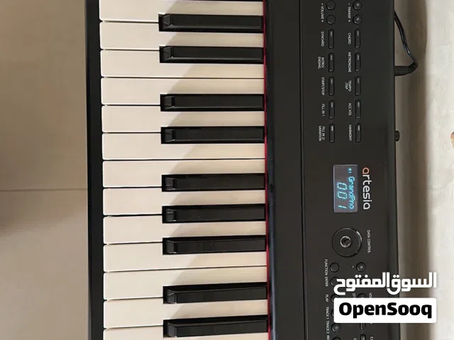 بيانو جديد مع الطاوله