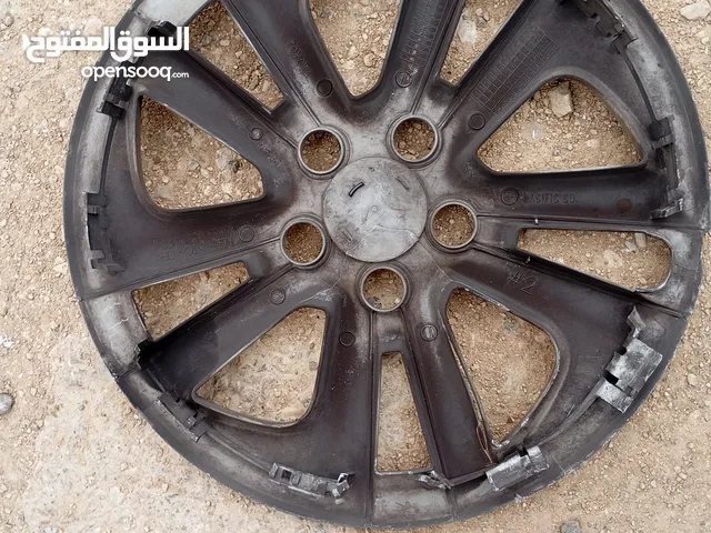 اربع طاسات تويوتا وحدة منهن مكسوره