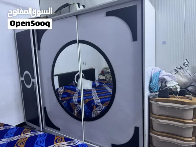 غرفة تركية مكونة من مراية مدورة وجرباية بيها ملحق وكنتور وميز تلفزيون