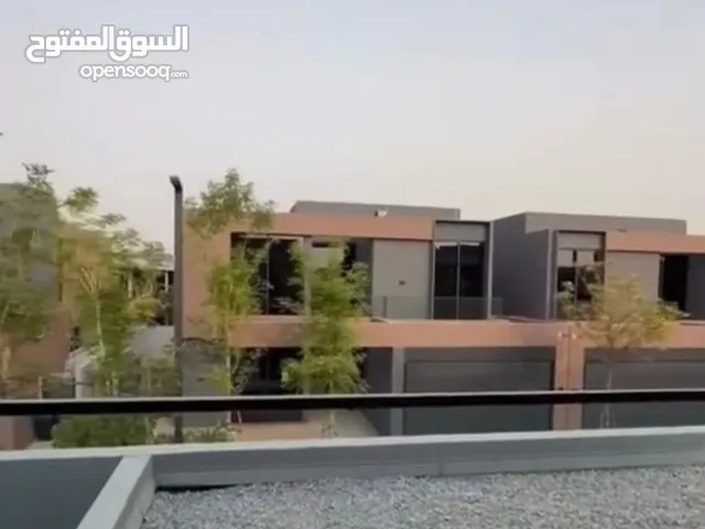 للبيع فيلا 5 غرف مع حمام سباحه .لوكيشن مميز .متاح جميع الخدمات.جاهزه للسكن او الاستثمار.السعر لقطه .