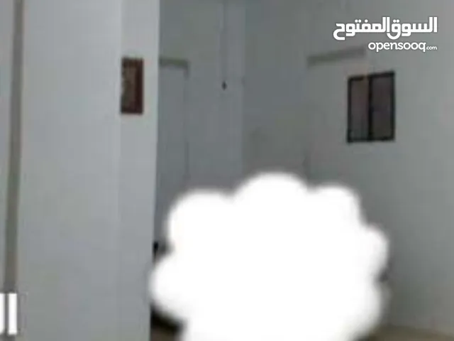 مخزن للأجار وسط البلاد بنغازي  مساحة 150م ارتفاع 4م مع غرفه صغيره و دورة مياه للأجار على شارعين وباب