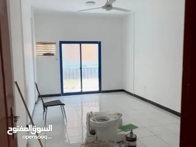 استديو ايجار سنوى بالنعيميه على شارع الاتحاد الرئيسى مساحه كبيره مطبخ منفصل مع بلكونه وقريب من مخرج