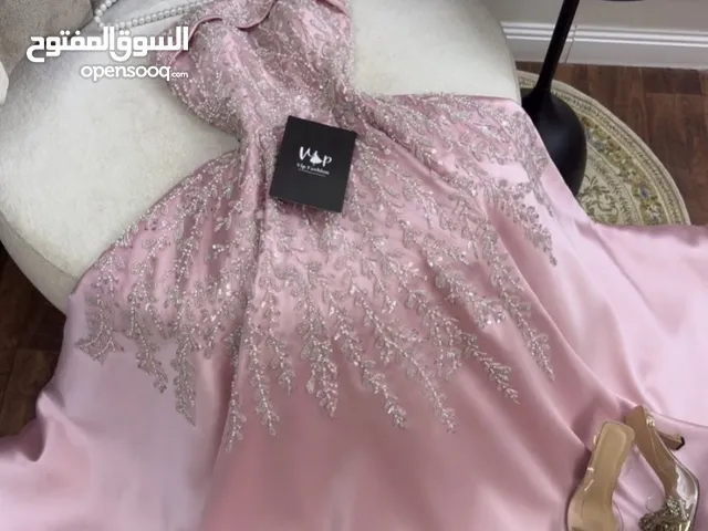 فستان سهرة او اعراس فخم لون زهري طويل بدون اكتاف