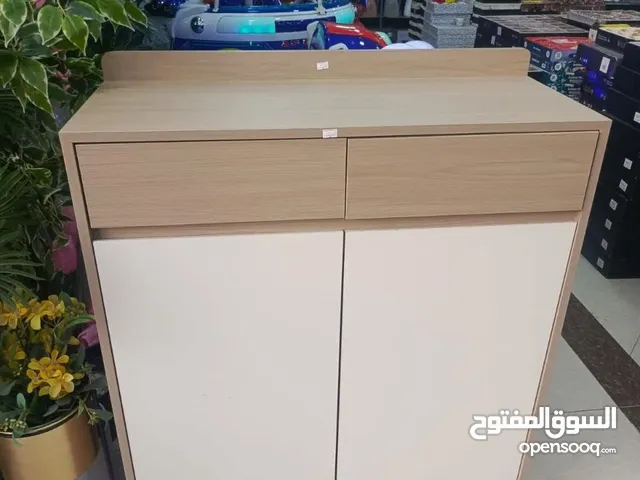 خزانة مودرن بستايل أوروبي راقـي تصميم خشبي راقي بلون بيج فاتح مع أبواب سادة بلون سكري أنيق
