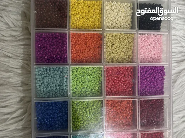 5 بوكسات خرز نظيفة بأحجام مختلفة – مستعملة بحالة ممتازة صغير وسط كبير