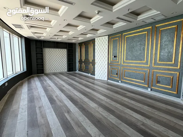 أدوار تجارية إطلالة بحرية مباشرة للإيجار في شرق قطعة 3