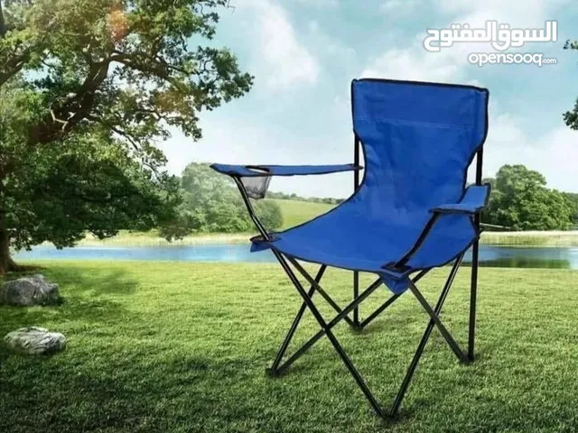 كرسي تخييم قابل للطي يأتي مع حقيبة للجمع ، سهل الحمل والتخزين.