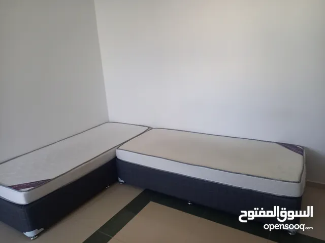 -2 سرير single/مفرد+ 2مرتبتين بحالة جيدة جدآ.السعر400درهم  موجود في مدينة خليفةأ -أبوظبي