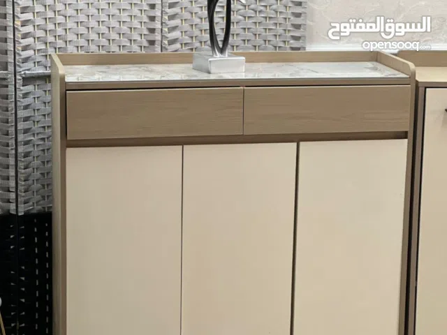 جزامة خشبية  القياسات:  العرض: 100 سم  الارتفاع: 95 سم  العمق: 32 سم