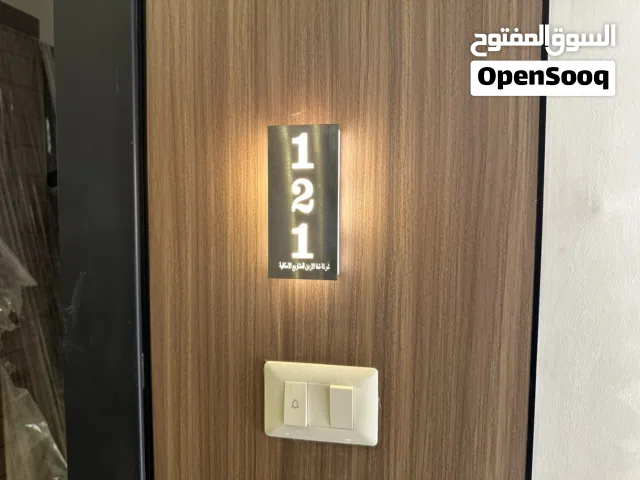 بسعر 135 الف!! شقة طابق ارضي مساحة 196 م2 /4 غرف نوم مع توفر صالة جيم(gym) خاصة بالجبيهة شارع الاردن