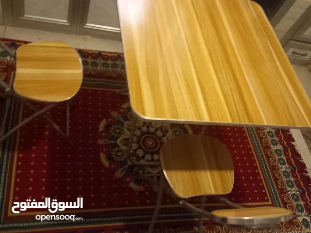 طاولة طعام شبه جديدة كرسين 2