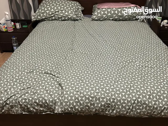 سرير و 2 كومدينا و خزانة احذية و 2 شباك المنيوم