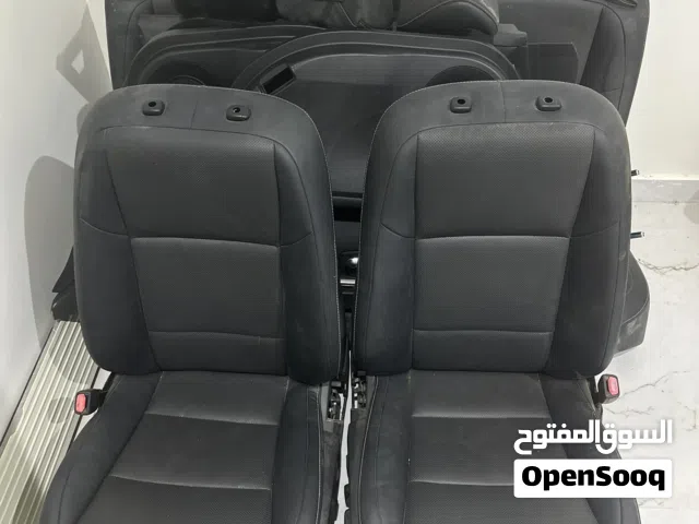 يتوفر داخلية باللون الاسود مع الابواب للكزس Es350 2018
