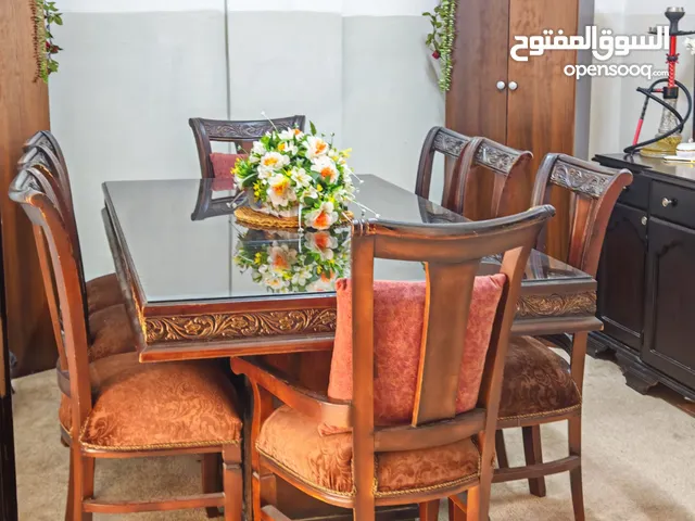 طاولة سفره مع بيرو بحاله ممتازه في اربد.