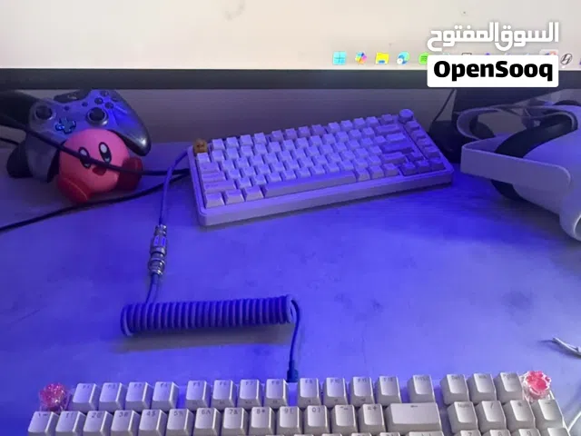 كيبورد glorious ابيض مع واير بنفسجي