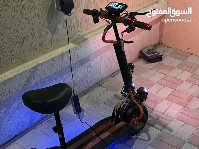 للبيع سكوتر استعمال شهر يديد كان واقف وشغال ما يشكي من شي بس يباله تنفخ توايره وأمورك طيبه سعره رهيب