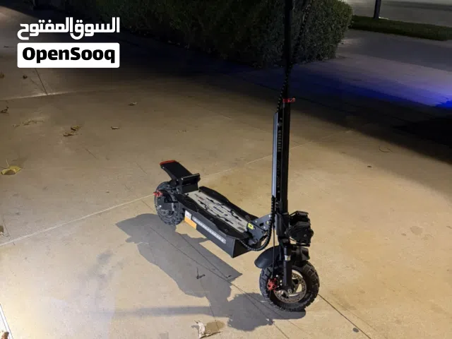 سكوتر للبيع بس فيه الشاشه مكسوره بس السكوتر يشتغل عادي سرعه 50 حقيقه يقطع مسافه 40 كليو