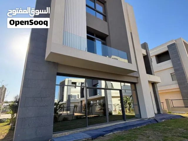 فيلا بجاردن للبيع في التجمع متشطبة بالكامل
