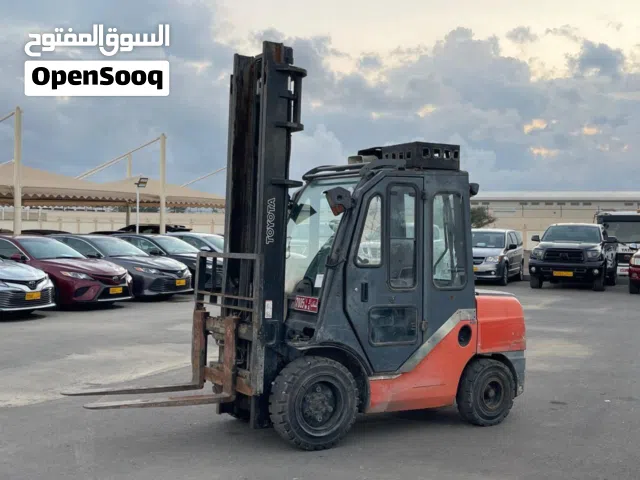 فوركلفت مديل 2010 نظيف 3طن ونص