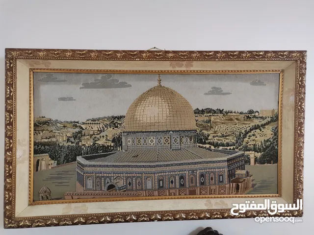 لوحة فنية قديمة مع برواز تحاكي قبة الصخرة مع لوحة اخرى بدون برواز