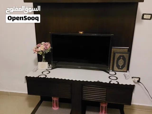 طاولات شاشة وطقم طاولات وفضية عرض للبيع بحالة ممتازة  كل طاولة حجم وسعر في خشب لاتية وفي زان تفصيل
