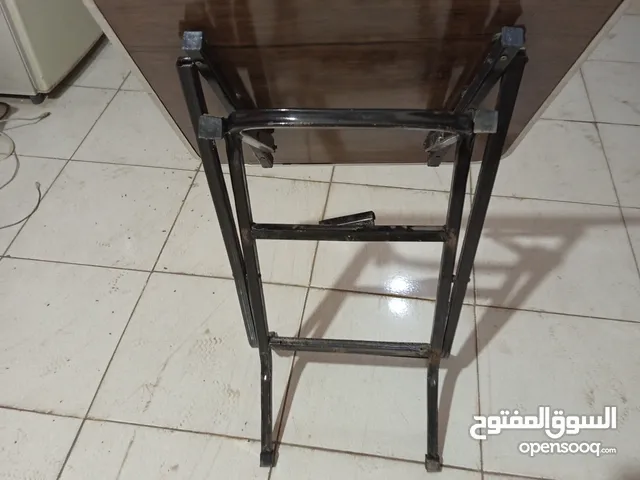 ترابيزة قابلة للطي مصنوعة من الخشب