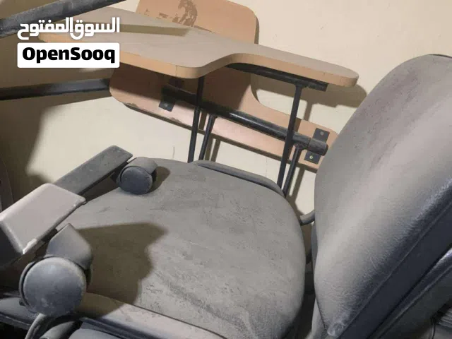 مقاعد وطاولات