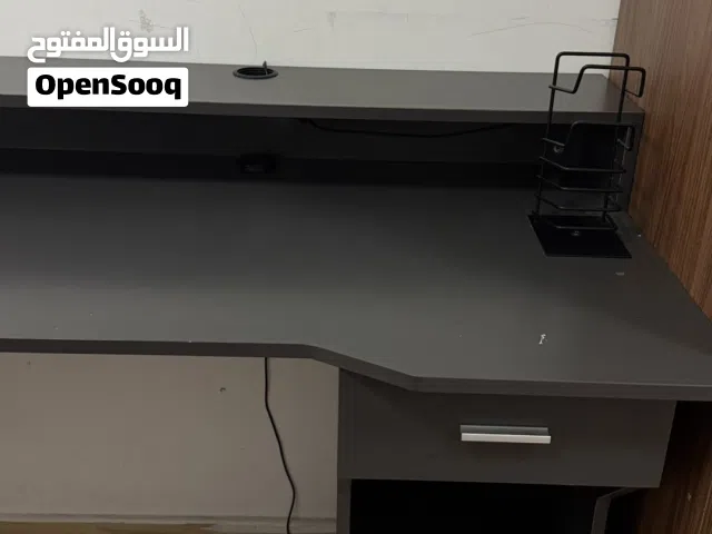 مكتب المذاكره او الشغل كبير لون رصاصي غامق لا يوجد به كسر او خدش أبدا واجد حلو وفيه ارفف ودرج