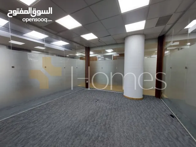مكتب طابق سابع طابقي على شارعين للايجار في شارع مكة، مساحة البناء 1000م