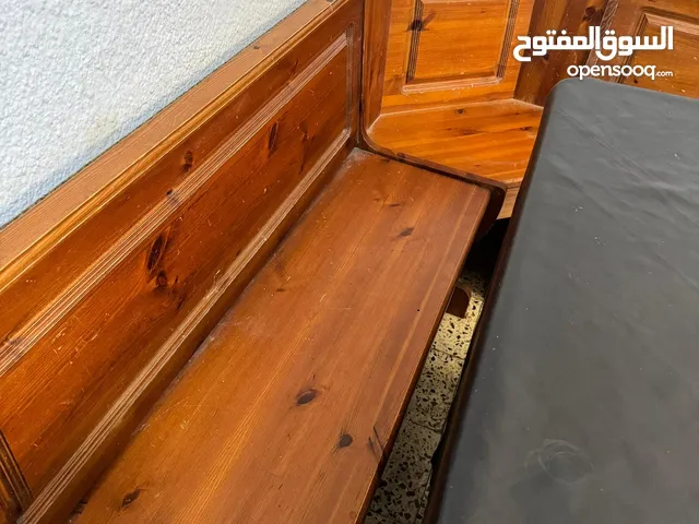 طاولة بكراسي حرف L لوح مقاوم وفيه مخزن تحت الكرسي