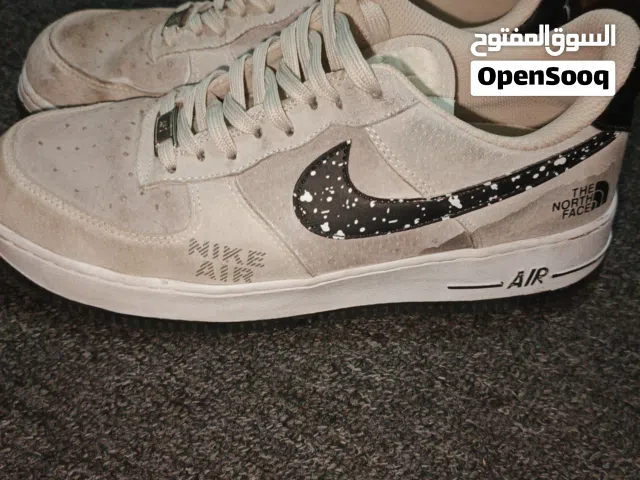 حذاء Air Force 1 مستعمل ولكنه بحالة ممتازة نمرة 42 لون اسود وبيج وأبيض