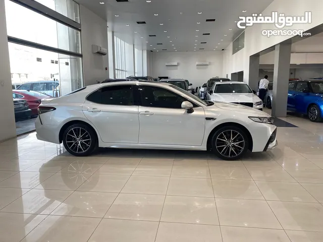 Toyota Camry SE 2024 (White)