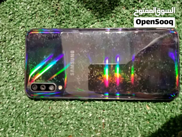 Samsung A70 إليك خلاصة الخلاصة لهاتف **Samsung A70**:  * **الشاشة:** عملاقة وممتازة جداً (6.7 بوصة