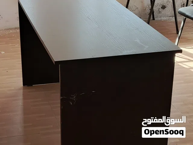 مكاتب اجتماعات و رفوف كتب