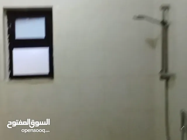 شقة فارغة للايجار في شارع مكة 200