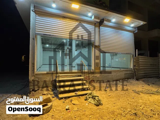 معرض للإيجار على شارع الصالحية العام ركن