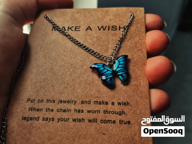 قلادة الفراشة الملونة