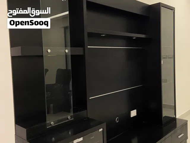 خزانة تلفزيون لون أسود خشب امريكي بحالة جيدة جداً (جديد) تحتوي على إضاءة داخلية، 3 جوارير