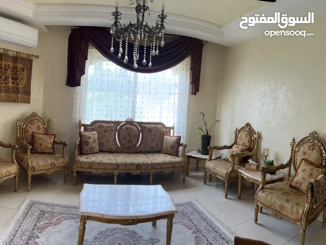 طقم جلوس حفر مكون من ثلاثية وأربع مفرد وطاولة نص وثلاث طربيزات رخام روزا إيطالي وانتريه كرسيين